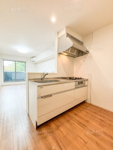 アメニティ諏訪野のキッチン|3口コンロ・グリル付きの使いやすいシステムキッチンです♪