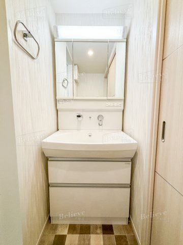 アメニティ諏訪野の洗面所|明るい洗面所です☆