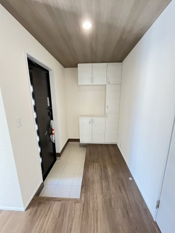 【玄関】 | 福岡市城南区樋井川4丁目第2　1号棟（全1棟）【仲介手数料無料・0円】 | 施工例。施工例は完成時と異なる場合があります。