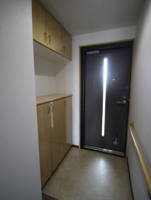 【玄関】 | リバティパーク枚方B棟 | 玄関部分になります。
収納もしっかりとございます。