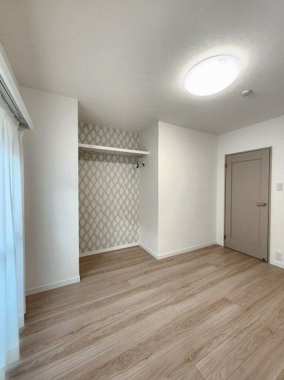 【洋室】 | サングレート長尾 | 真ん中の4.8帖の洋室。全部屋に窓があって明るいのは角部屋の特権です