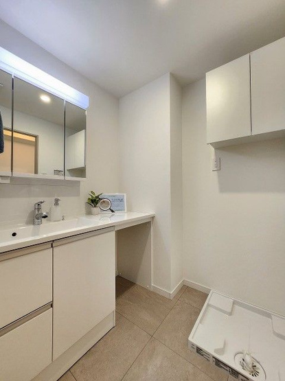 【独立洗面台】 | サングレート長尾 | 収納力と機能性に優れた三面鏡洗面化粧台です