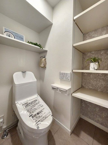 【トイレ】 | サングレート長尾 | 冬は便座も温水も温かく快適なシャワー付トイレ。横にはたっぷりの収納を設置◎