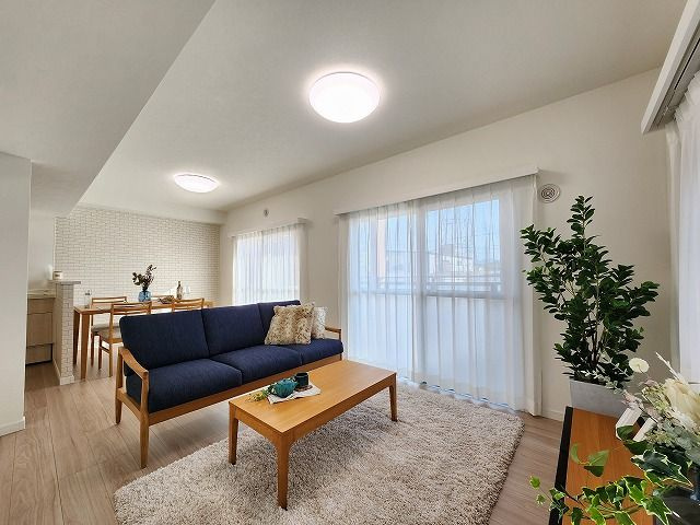 【居間・リビング】 | サングレート長尾 | 11月にリフォーム完成しています。南向きに大きな窓のあるLDKは明るく風通しも良好です