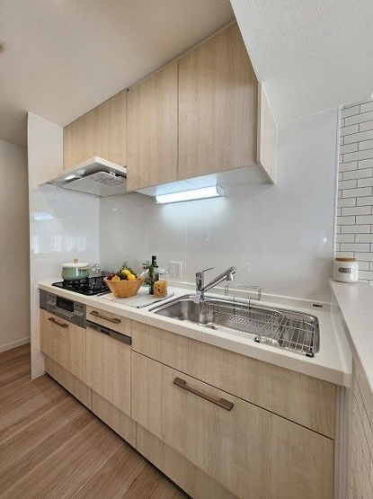 【キッチン】 | サングレート長尾 | シンプルで機能的なシステムキッチンです。できあがったお料理などをちょっと置けるスペースが横にあります