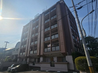 【外観】 | 閑静な住宅街で、学校が近いのでお子さまの通学も安心です。徒歩圏内に買い物施設充実しています