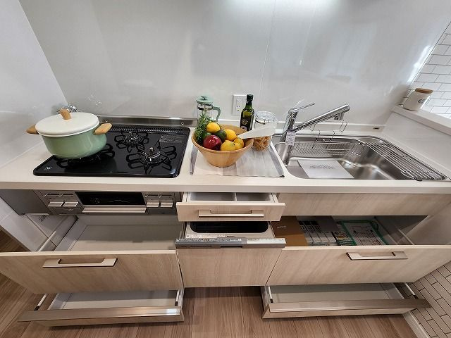 【キッチン】 | サングレート長尾 | お料理好きには必須の3口コンロ。グリル付でお料理の幅がひろがります。