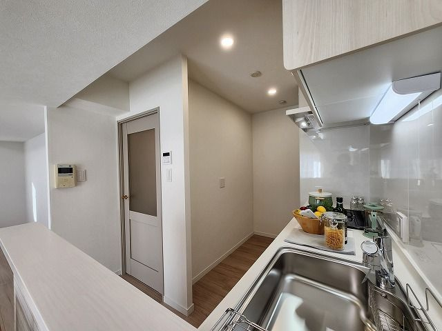 【キッチン】 | サングレート長尾 | 壁付タイプのキッチンですがカウンターがあるのでできたお料理を配膳するのに便利です