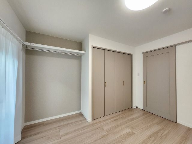 【洋室】 | サングレート長尾 | リビング側4.8帖の洋室は収納スペースがたっぷり！どんなお洒落さんでも安心の大容量収納が自慢です