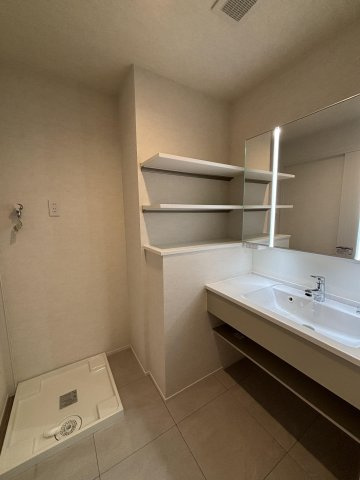 【独立洗面台】 | リベーラガーデンI棟（マリナタワー） | ご家族並んで朝の準備もスムーズにできるワイドなつくりの洗面台です