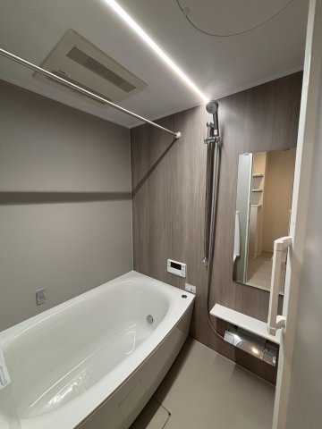 【浴室】 | リベーラガーデンI棟（マリナタワー） | 雨の日でも洗濯に困らない浴室乾燥機、いつでも暖かいお風呂に入れる追い焚き機能付きのバスルームです