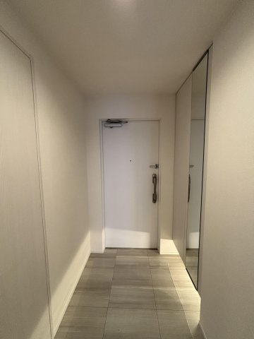 【玄関】 | リベーラガーデンI棟（マリナタワー） | 玄関には収能力の高いシューズインクローゼットと姿見までセットされています