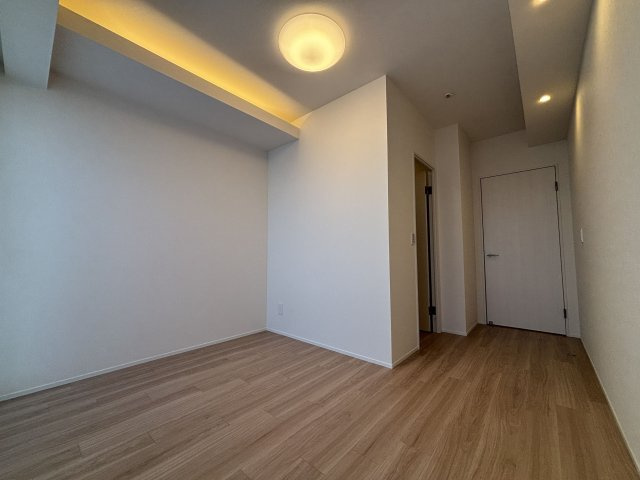 【洋室】 | リベーラガーデンI棟（マリナタワー） | 各部屋にはクローゼットを完備しています！収納が多いお家はすっきりして快適空間です