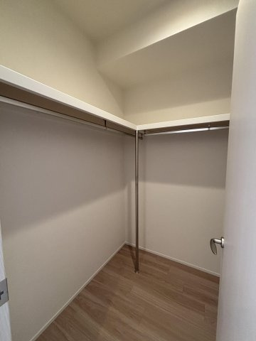 【収納】 | リベーラガーデンI棟（マリナタワー） | 7.4帖の洋室にあるウォークインクローゼット。ハンガーラック完備でそのまますっきり収納できます