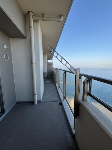 【バルコニー】 | リベーラガーデンI棟（マリナタワー） | バルコニー幅が広く、全部屋にバルコニーからの光が入ります。洗濯物もしっかり干して頂けます！