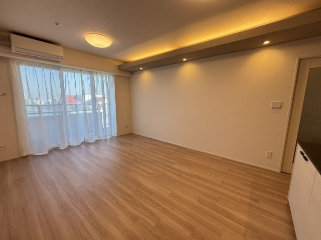 【居間・リビング】 | リベーラガーデンI棟（マリナタワー） | 大きな窓のあるLDKは明るさたっぷり。食事のときも、くつろぎの時間も楽しい家族の時間をすごせそうです