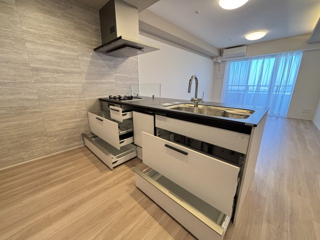 【キッチン】 | リベーラガーデンI棟（マリナタワー） | 新品キッチンは引き出し式収納で、大きなお鍋や調味料も楽々取り出せます