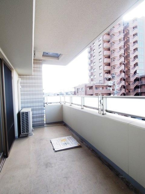 ローレルコート上野芝町四丁のバルコニー