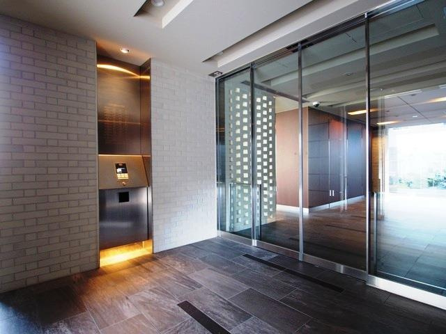 ローレルコート上野芝町四丁のエントランス