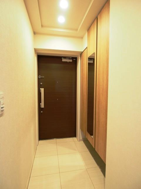 ローレルコート上野芝町四丁の玄関