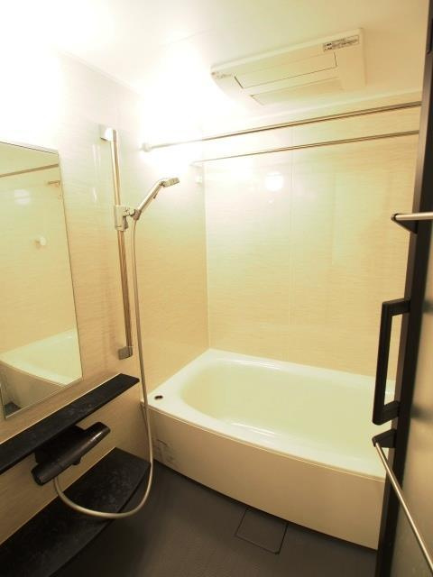 ローレルコート上野芝町四丁の浴室
