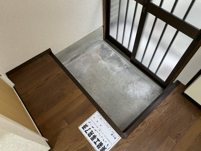 石津アパートの玄関