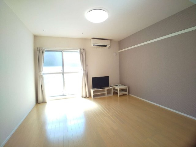 クレイノシーサイド石津川の居間・リビング|ワイドな窓にて明るいお部屋