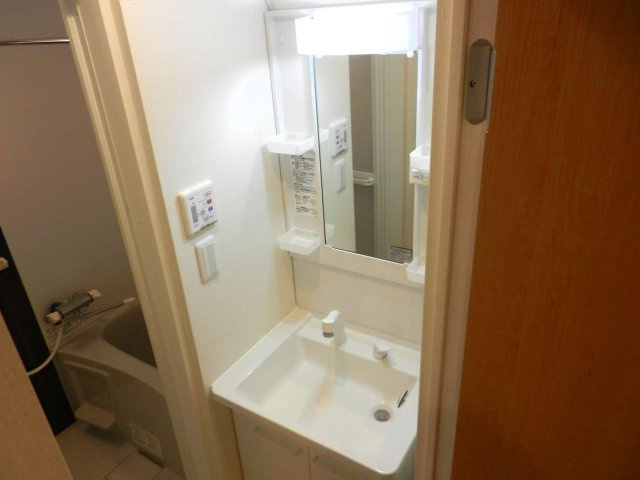 クレイノシーサイド石津川の内装|鏡を備え　準備のしやすい洗面台