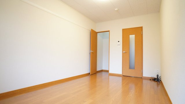 レオパレスエストの寝室|スタイリッシュな配色のお部屋です。