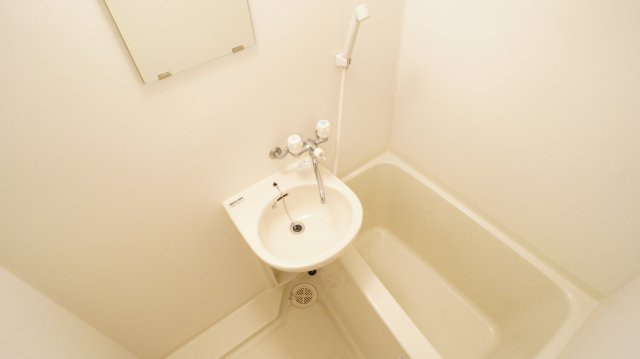 レオパレスエストの浴室|清潔感のあるお風呂