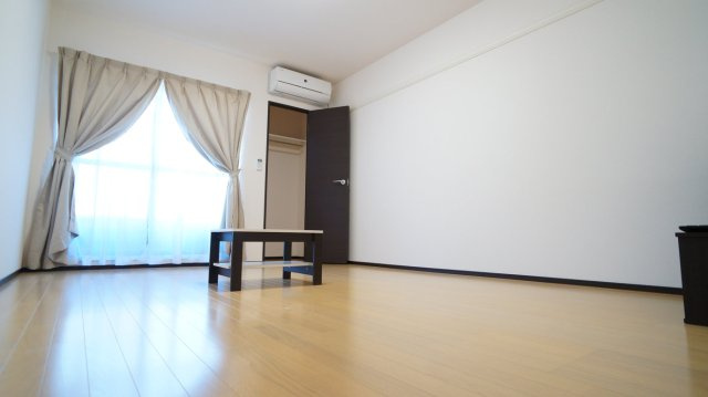 レオネクストスマイルの居間・リビング|明るいお部屋で憧れの一人暮らし。