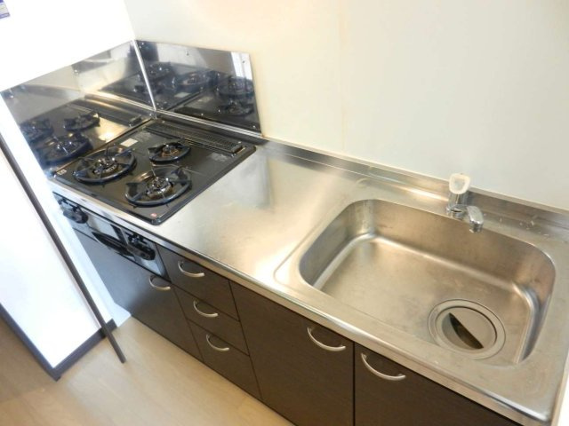 レオネクストスマイルのキッチン|広々キッチン、収納キャビネットもたっぷり！