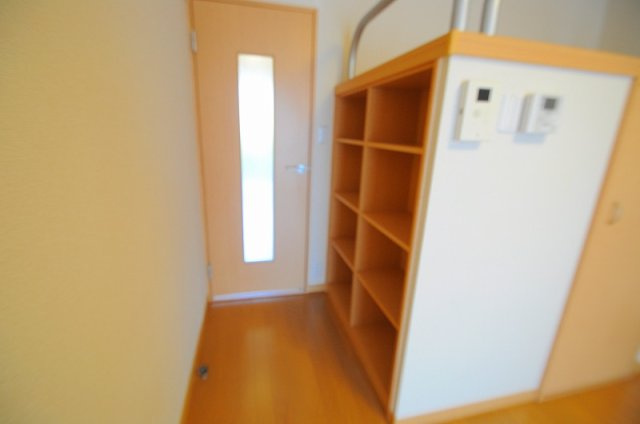 レオパレスＶＥＧＡの内装|ベット横に収納棚あり。雑誌や漫画も置けます。