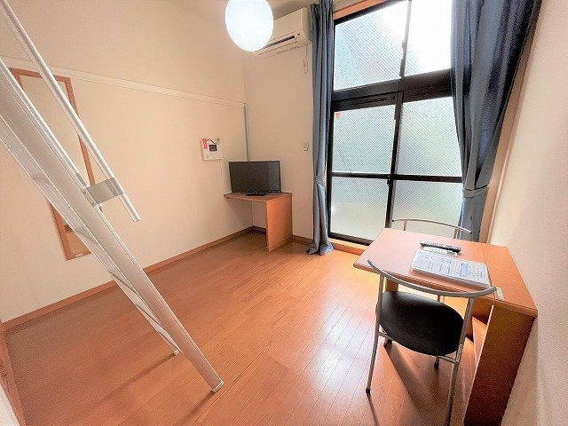 レオパレス国栄の居間・リビング