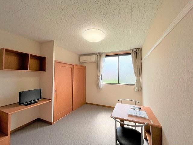 レオパレス中央公園の居間・リビング