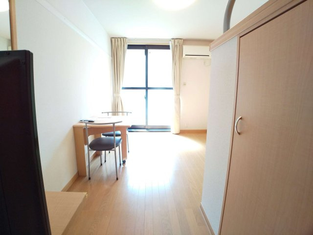 レオパレスルシェルブル金岡Ⅱの居間・リビング|ワイドな窓にて明るいお部屋