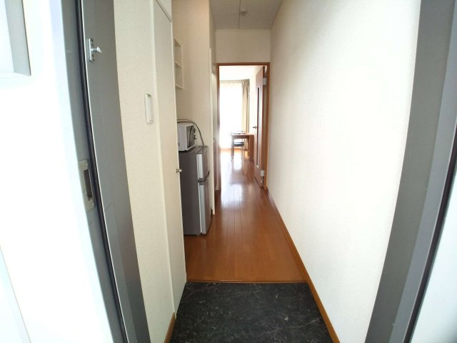 レオパレステイルザウエストの玄関|玄関ドアは防犯サムターン設置