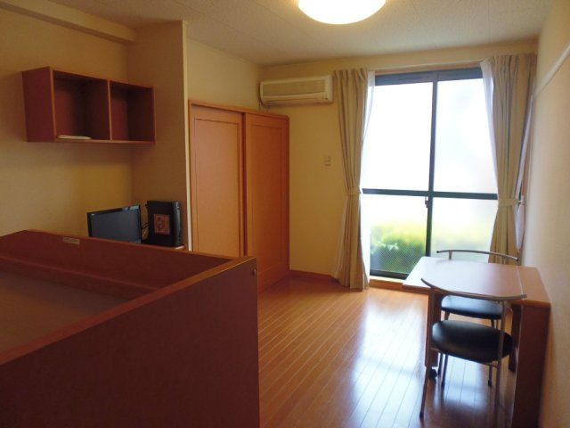 レオパレス冨士の居間・リビング|採光がとれる明るいお部屋です。