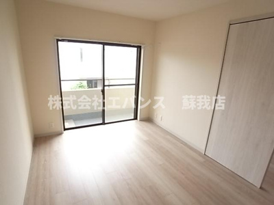 【寝室】 | ベルハイム | 広くて明るい寝室