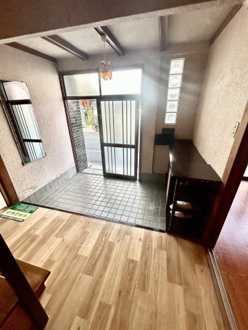 西淀川区花川２丁目テラスハウスの玄関