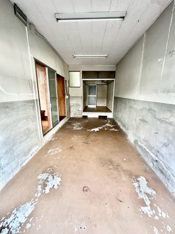 西淀川区花川２丁目テラスハウスの駐車場|シャッター付きガレージ