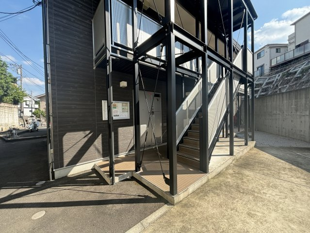 川崎市麻生区黒川のアパートのエントランス