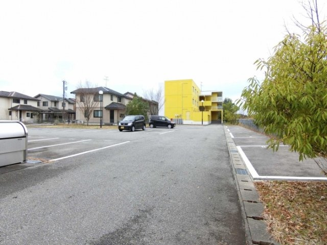J-house太閤山 F-の駐車場