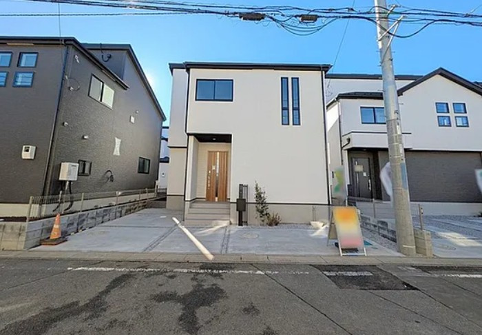 【新築】坂戸市にっさい花みず木10期 ３号棟の外観|スーパーも近く便利な立地☆
小学校も近く子育てにも安心なエリア！