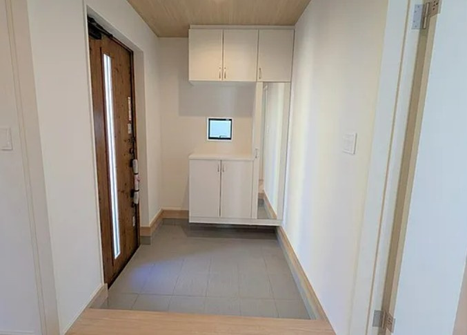 【新築】坂戸市にっさい花みず木10期 ３号棟の玄関|明るい玄関ホールです！
玄関収納もたくさん入ります☆