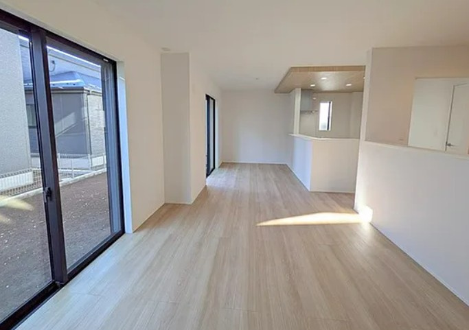 【新築】坂戸市にっさい花みず木10期 ３号棟の居間・リビング|窓も大きく採光・採風しっかりとれています！