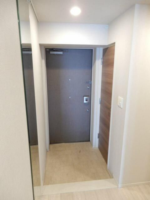 イニシア西日暮里の玄関