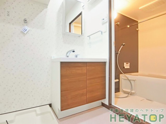 【洗面所】 | 忙しい朝の身支度に便利なシャワー付き洗面化粧台