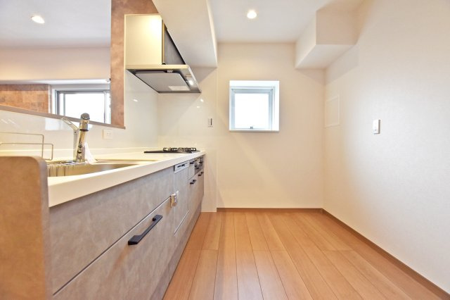 ジャルダン東淀川のキッチン|キッチンスペースは食器棚を置いても余裕の広さ。キッチン横には採光窓もあって明るい空間です。