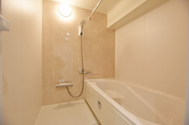 ジャルダン東淀川の浴室|寛ぎのバスタイムはここから始まります。足を伸ばしてゆっくりできる1616サイズの浴室、新調済です。